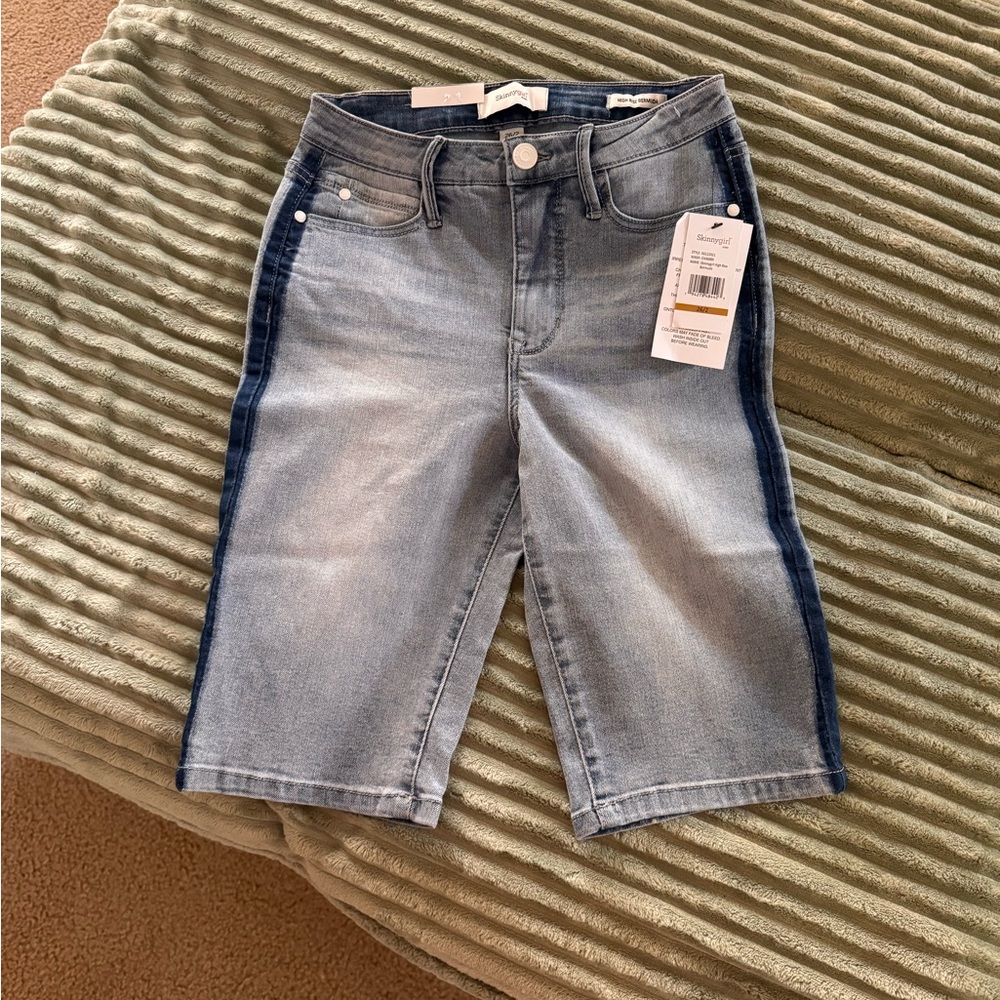 Stylish High-Rise Bermuda Shorts - Two-Tone